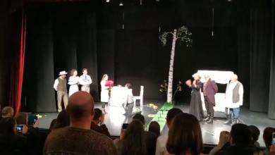 Photo of video | A mers la spectacol, dar s-a trezit mireasă! Un tânăr și-a cerut iubita în căsătorie pe scena unui teatru din capitală