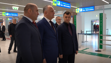 Photo of video | Igor Dodon, surprins de ZUGO într-o inspecție „secretă” la Aeroport. Paza de stat a luat la întrebări cameramanul nostru