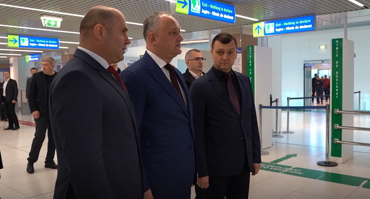 Photo of video | Igor Dodon, surprins de ZUGO într-o inspecție „secretă” la Aeroport. Paza de stat a luat la întrebări cameramanul nostru