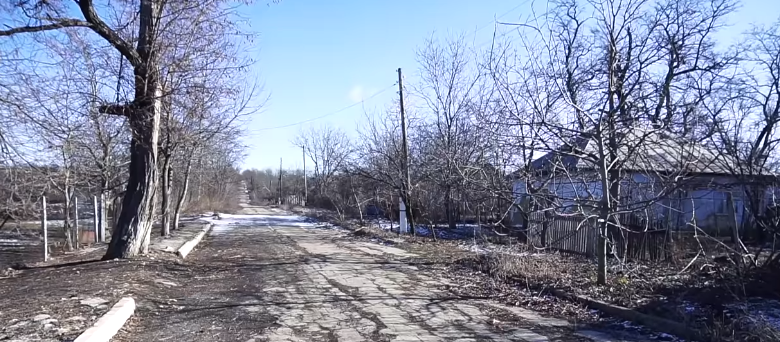 Photo of video | Doar patru locuitori au mai rămas să vegheze liniștea unui sat de la nordul Moldovei. „Dacă înainte cineva murea, oamenii se adunau și făceau groapa. Dar nouă cine o să ne-o sape?”
