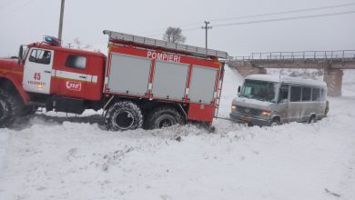 Photo of foto, video | Zăpada face ravagii la Cahul. Un microbuz de rută și alte șapte mașini au rămas blocate pe un drum 