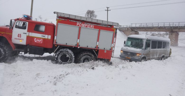Photo of foto, video | Zăpada face ravagii la Cahul. Un microbuz de rută și alte șapte mașini au rămas blocate pe un drum 