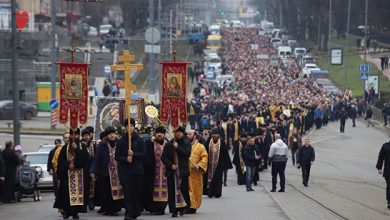 Photo of video | Creștinii ucraineni au organizat Drumul Crucii împotriva coronavirusului. Circa 7000 de persoane s-au adunat la eveniment