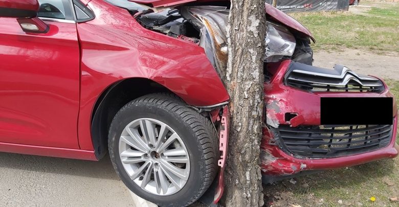 Photo of foto | Ar fi încercat să evite un impact, dar s-a izbit cu mașina de un copac. Cazul unei șoferițe din capitală