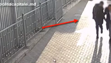 Photo of video | S-a apropiat și i-a băgat mâna în buzunar. Momentul în care un bărbat fură telefonul unei eleve în plină stradă