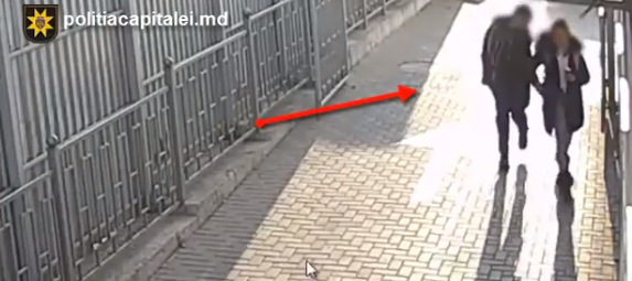 Photo of video | S-a apropiat și i-a băgat mâna în buzunar. Momentul în care un bărbat fură telefonul unei eleve în plină stradă