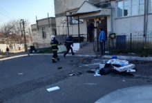 Photo of video | Un bărbat ar fi început să arunce de la fereastra unei locuințe din capitală tot felul de obiecte! Pompierii au intervenit de urgență