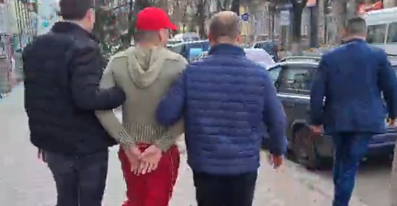 Photo of video | A consumat alcool împreună cu victima, iar apoi ar fi lăsat-o fără bani și telefon. Un bărbat din Hîncești, reținut în capitală