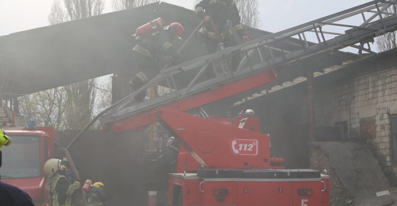 Photo of foto | Flăcări pe o stradă din capitală! Cinci echipaje de pompieri au plecat la fața locului