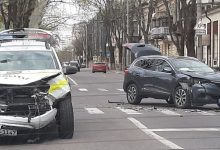 Photo of foto | O mașină a Poliției, grav avariată în centrul capitalei. Care este starea șoferilor?