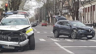 Photo of foto | O mașină a Poliției, grav avariată în centrul capitalei. Care este starea șoferilor?