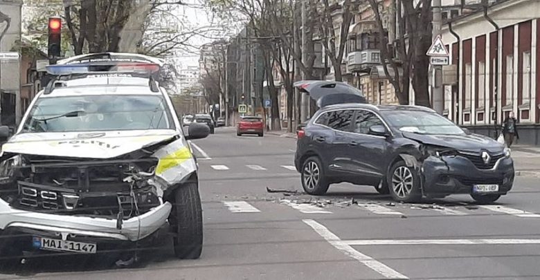 Photo of foto | O mașină a Poliției, grav avariată în centrul capitalei. Care este starea șoferilor?