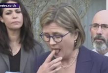 Photo of video | În plină epidemie, și-a atins fața la câteva secunde după ce le-a recomandat americanilor să nu o facă. Gafa unei oficiale din SUA 