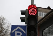 Photo of Chiar și semafoarele îndeamnă oamenii să „Stea acasă”. Despre ce oraș este vorba?