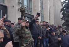 Photo of foto, video | Protest la Guvern! Ușa de la intrare a fost spartă cu buzduganul