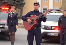 Photo of video | „Nu încălca, căci viața e frumoasă!” Polițiștii din Cahul le cântă cetățenilor la chitară și îi îndeamnă să stea acasă