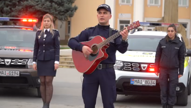 Photo of video | „Nu încălca, căci viața e frumoasă!” Polițiștii din Cahul le cântă cetățenilor la chitară și îi îndeamnă să stea acasă