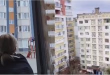 Photo of video | Moldova, „zguduită” de aplauze pentru medici. Oamenii au ieșit la ferestre ca să se solidarizeze cu doctorii pe vreme de pandemie