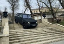 Photo of foto | „Haideți să îl ajutăm să îl vândă”. Un Range Rover a fost parcat pe scările din parcul Valea Morilor