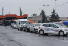 Photo of Opt vehicule în care erau și moldoveni au fost oprite la granița română. Persoanele au fost escortate la locuri de carantină