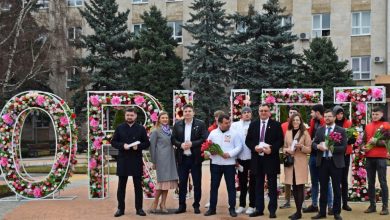 Photo of foto | La Orhei au fost împărțite flori. Primarul și președintele raionului au felicitat femeile cu ocazia zilei de 8 martie