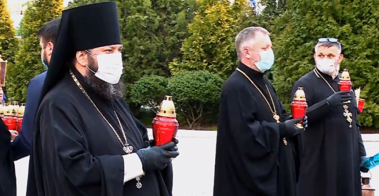 Photo of video | Focul Haric a ajuns în Moldova. Mai mulți preoți au așteptat la Aeroport lumina de la Ierusalim