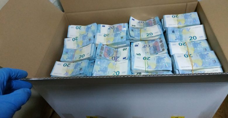 Photo of Șoferul vehiculului în care au fost găsite cutiile pline cu euro, plasat în arest. Ce pedeapsă riscă?