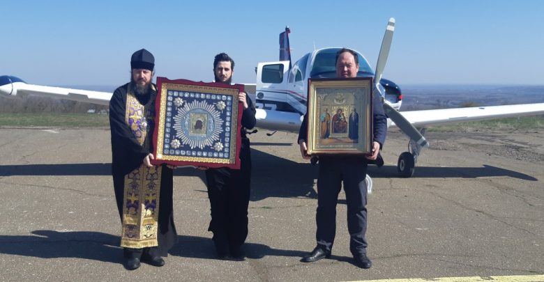 Photo of foto | Fiecare are arma lui împotriva coronavirusului! Câțiva preoți au zburat deasupra Moldovei cu icoane pentru a preveni răspândirea pandemiei