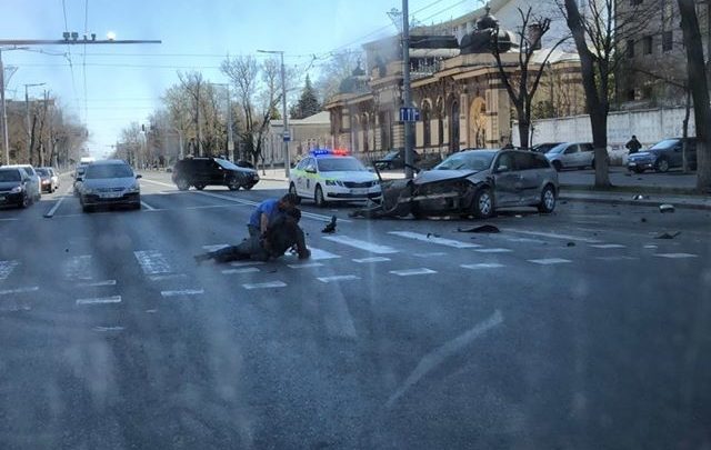 Photo of Accident rutier violent în centrul capitalei. Pasagerul unei mașini a fost aruncat peste geam