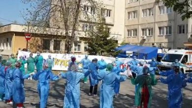 Photo of video | Gest neașteptat la un spital. Angajații medicali au încins o horă după ce au reușit salvarea unui pacient bolnav de COVID-19