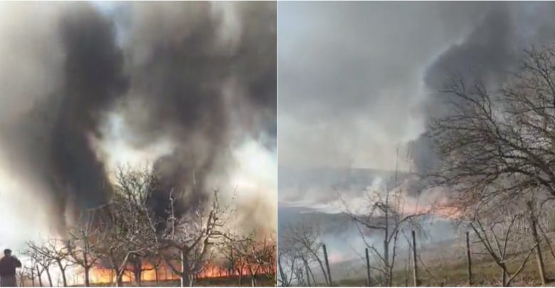 Photo of video | Flăcări puternice și fum dens în comuna Sărata-Galbenă. Hectare întregi au fost afectate ieri de un incendiu