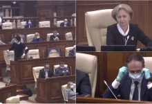 Photo of video | Scandal în Parlament după ce s-a constatat lipsa cvorumului. Înarmați cu măști și mănuși, unii deputați au bătut în mese și au acuzat guvernarea de ilegalități