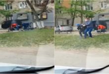Photo of video | Momentul în care câțiva tineri sunt puși la pământ și încătușați în curtea unui bloc. Ce infracțiuni ar fi comis?
