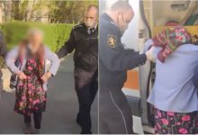 Photo of video | O bătrână de 88 de ani a fost găsită de polițiști lângă o pădure. Momentul în care femeia este preluată de medici