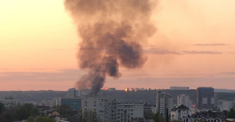 Photo of video | Un nor de fum s-a ridicat deasupra Chișinăului, după ce flăcări puternice au cuprins un teren