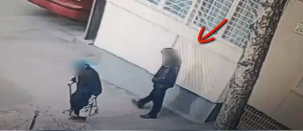 Photo of video | O femeie de 91 de ani din capitală, jefuită în scara blocului. Bănuitul i-ar fi sustras 1200 de lei
