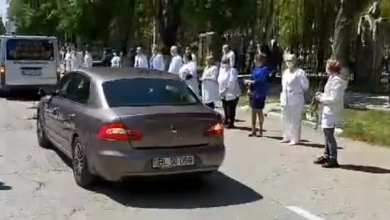 Photo of video | S-au aliniat la marginea străzii și i-au oferit omagiu. Doctorii din Ungheni și-au petrecut pe ultimul drum colegul răpus de coronavirus