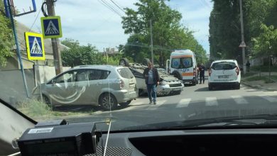 Photo of foto | O mașină s-a răsturnat în urma unui grav accident din capitală! Ambulanța și poliția – la fața locului