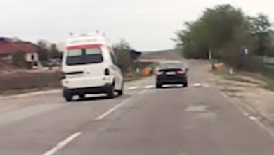 Photo of video | O ambulanță a încercat în jur de 30 de minute să ocolească un BMW care nu i-a cedat trecerea. Șoferul mașinii – sancționat