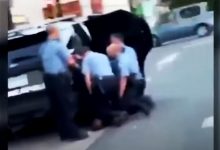 Photo of video | Cazul George Floyd. O nouă înregistrare video șocantă arată că trei agenți de poliție stăteau cu genunchii pe bărbatul care se sufoca