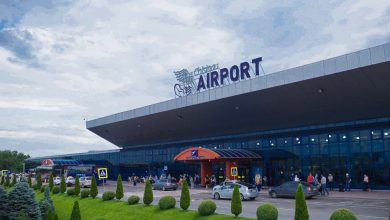 Photo of video | Administraţia Aeroportului Chişinău: „Serviciile de taxi crează în continuare haos în fața terminalului”