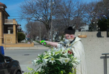 Photo of foto | A stropit credincioșii cu apă sfințită, folosind un pistol de jucărie. Ideea unui preot american