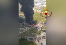 Photo of video | Explozie la o centrală chimică din Veneția. Un strat de fum dens și toxic a cuprins împrejurimile