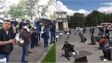 Photo of video | Pe timp de pandemie – un nou protest. Angajații din HoReCa au scandat în fața Guvernului cu mese, scaune și tacâmuri
