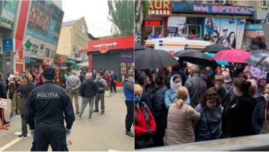 Photo of foto, video | Protest la poarta Pieței Centrale. Mai multe persoane scandează „Vrem să lucrăm”