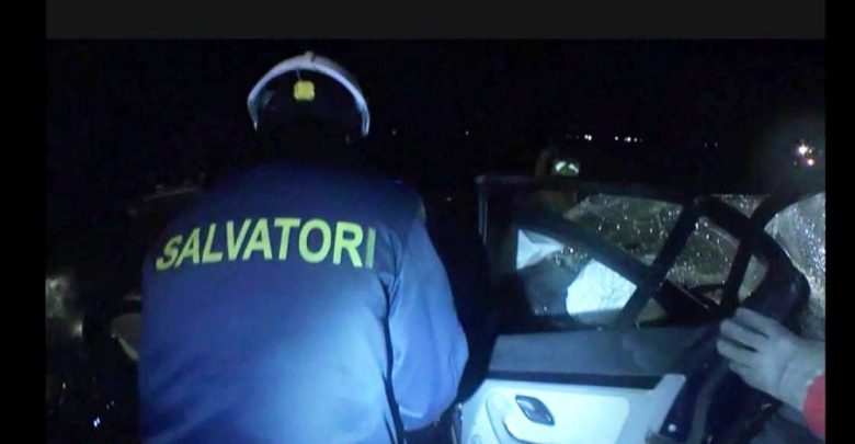 Photo of video | Accident grav pe șoseaua Balcani din capitală. Un șofer a rămas blocat între fiarele vehiculului