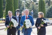 Photo of foto, video | Fără măști și mănuși, însă cu asistenți și bodyguarzi. Cum au depus oficialii statului flori la Memorialul Eternitate