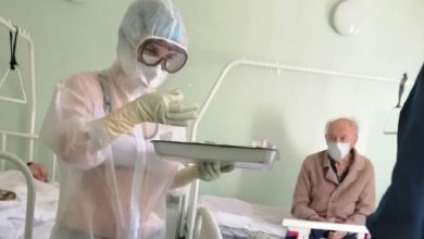 Photo of foto | O asistentă medicală a îmbrăcat echipamentul de protecție transparent peste costumul de baie. Cum au reacționat pacienții?