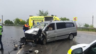 Photo of foto, video | Grav accident în apropiere de Peresecina. Un microbuz și un camion s-au tamponat puternic