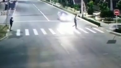 Photo of video | Imagini cu impact emoțional. Un tânăr a fost spulberat de o mașină chiar pe trecerea de pietoni